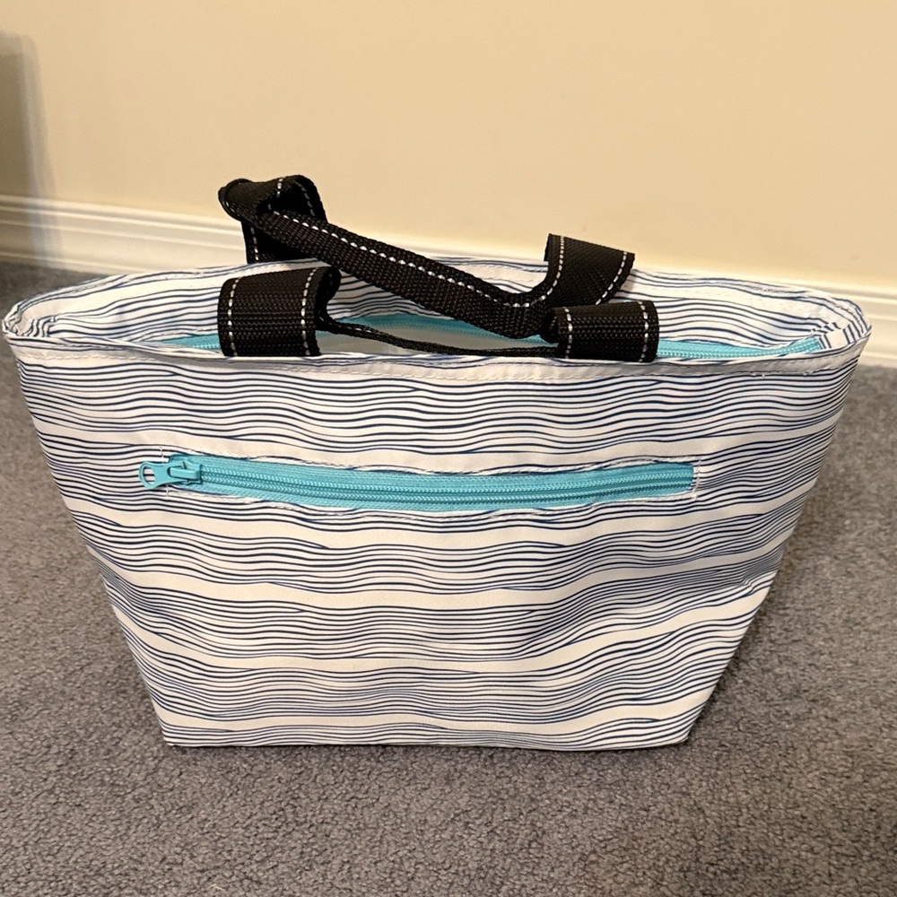 SCOUT Nooner Insulated Lunch Bag/Tote with Navy and White Waves - Picture 6 of 7